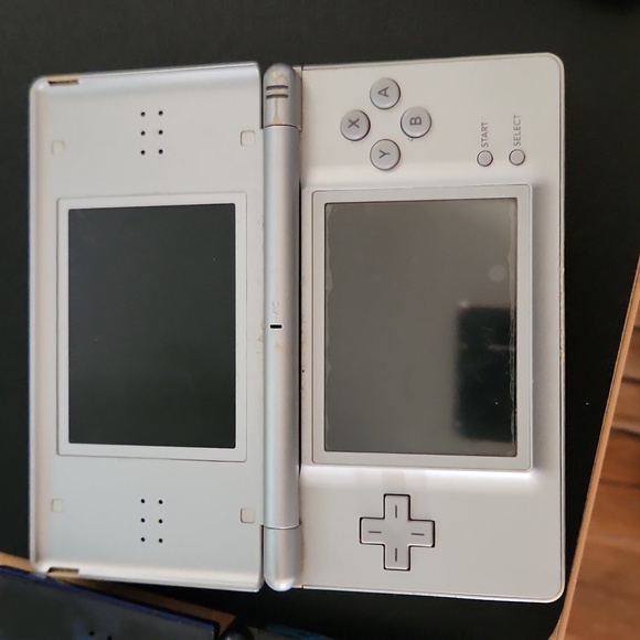 NINTENDO DS LITE. 2 Units - Picture 8 of 11